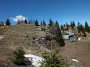 37 Forcella Larga (1470 m) con i ruderi della Capanna Ilaria